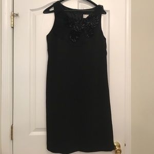 Sleeveless shift dress with flower embroidery
